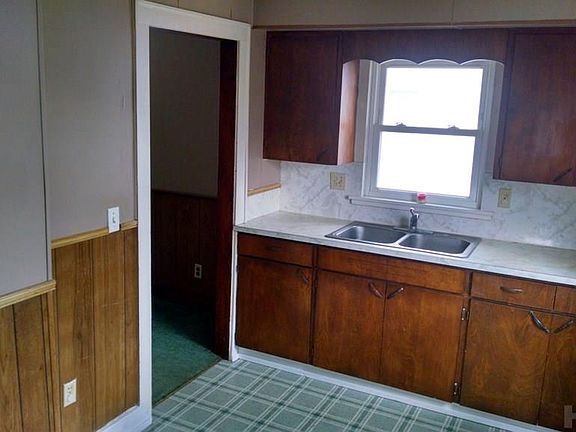 4th image of 820 S Poplar St