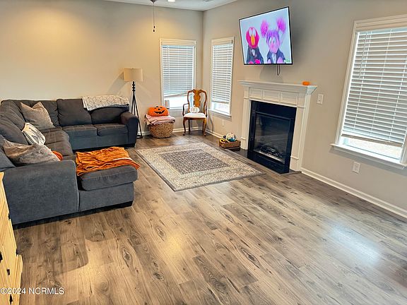 4th image of 211 Sequoia Dr