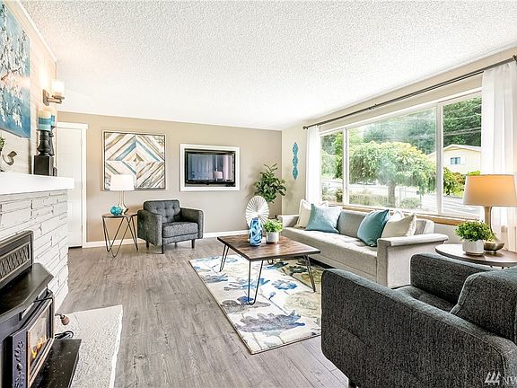 The large window that looks to the front yard let's in plenty of sunlight.