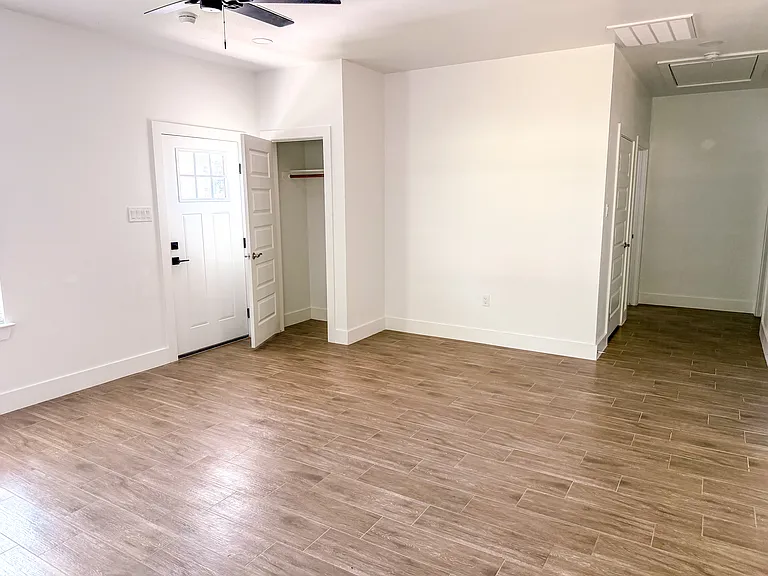 1217 Main St #B — Photo 8
