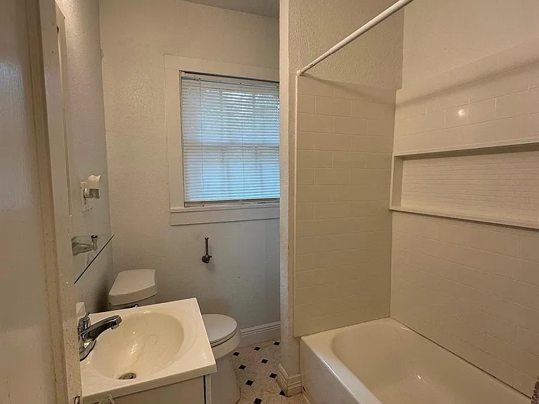 706 W Willis St — Photo 11