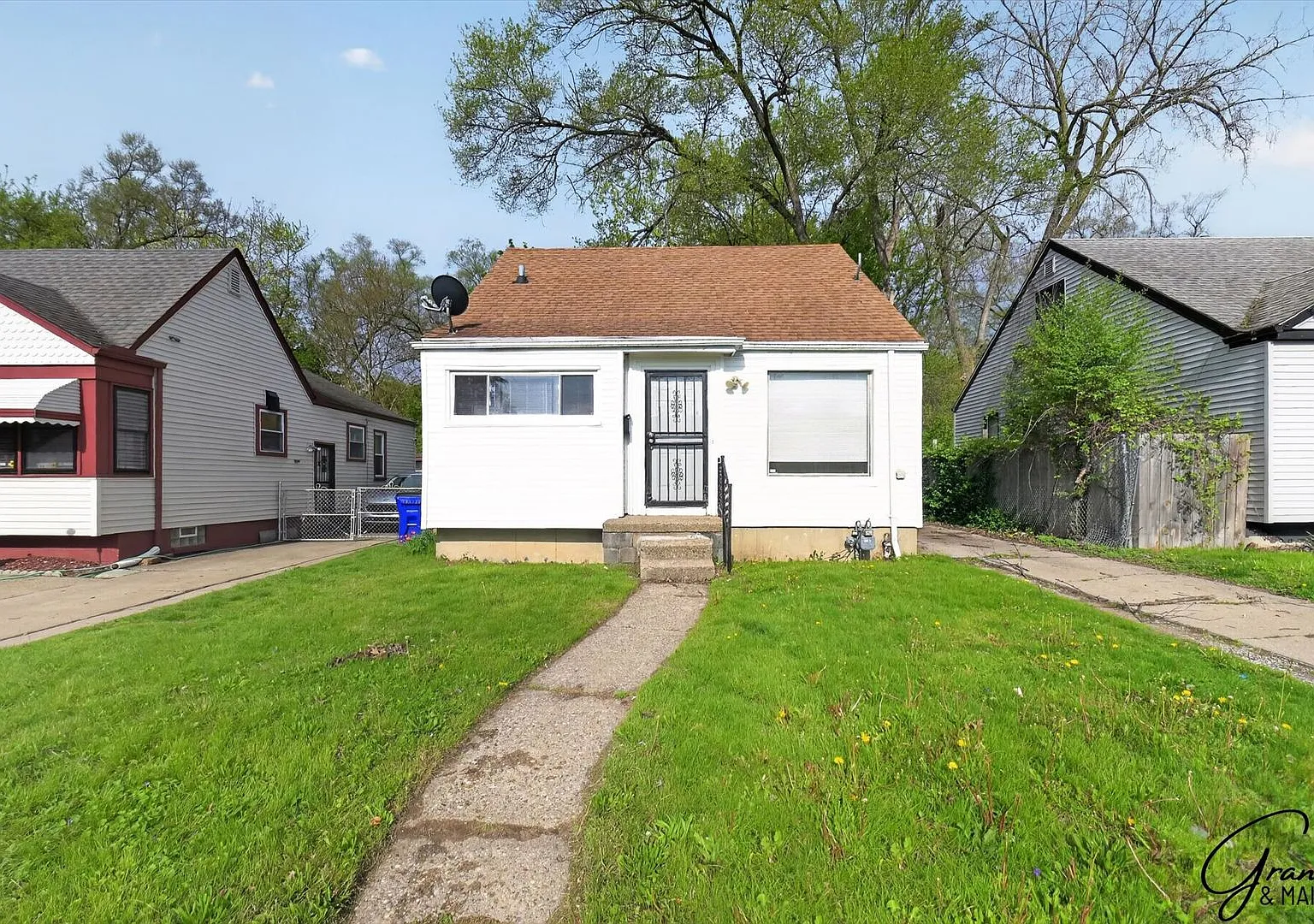 $1250 3 bed Bungalow — Photo 1