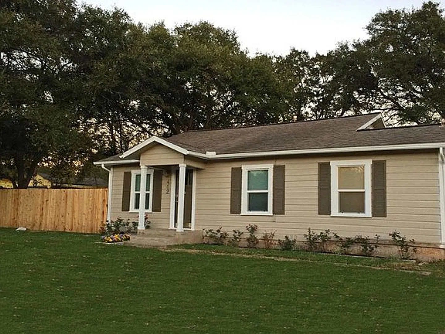 Aug 2027 Move In! Adorable 2/2 House In Bryan! — Photo 1