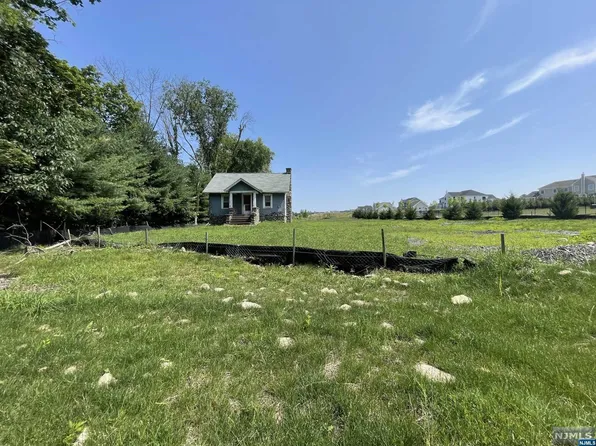 19 Meadowbrook Rd, Upper Saddle River, NJ 07458
