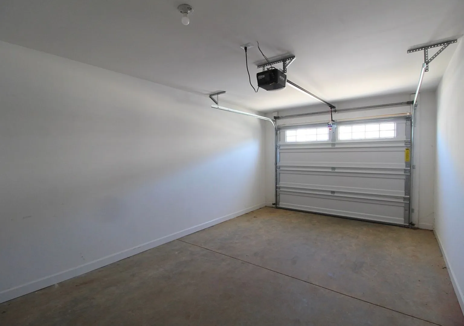 Spacious 3-level Townhome near great amentities! — Photo 3