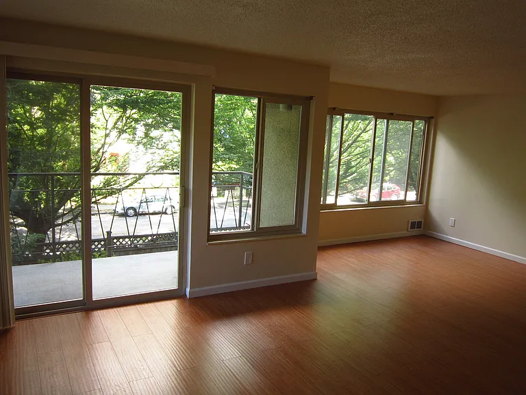 1821 E Thomas St — Photo 2