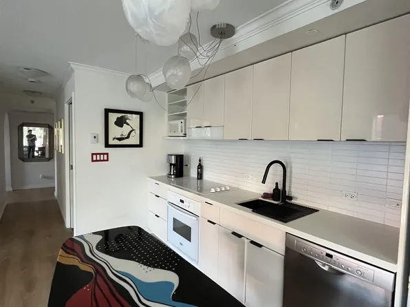 168 Powell St #211, Vancouver, BC V6A 0B2