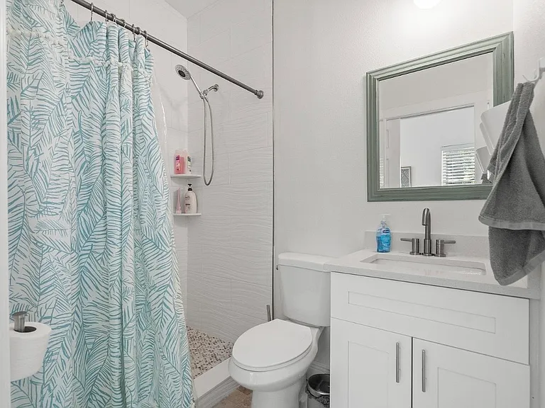 548 Bay St — Photo 13