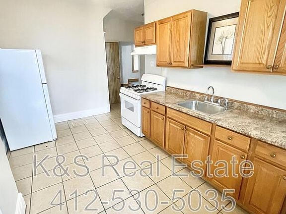 3rd image of 901 Summit St #1