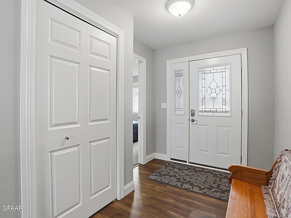 3rd image of 990 Thames Ct