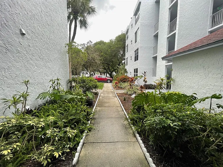 9441 Live Oak Pl #209 — Photo 28