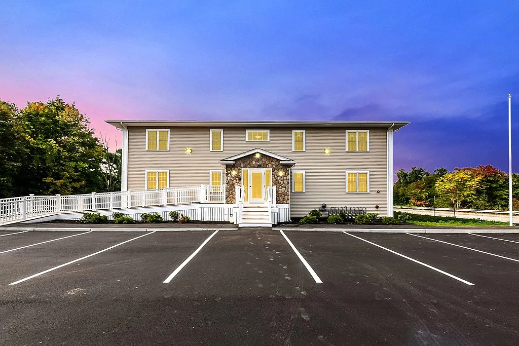 2 bed, 1.0 bath, 837 sqft, $2,400 — Photo 2