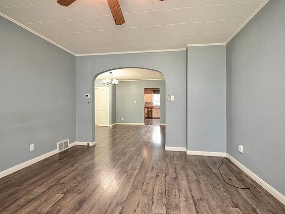 4th image of 612 Center St