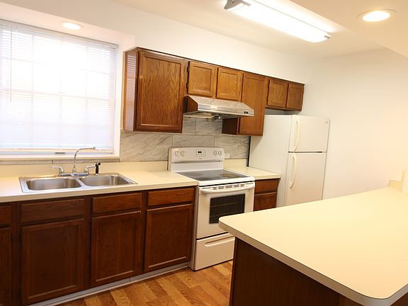 4th image of 2423 W Gunnison St