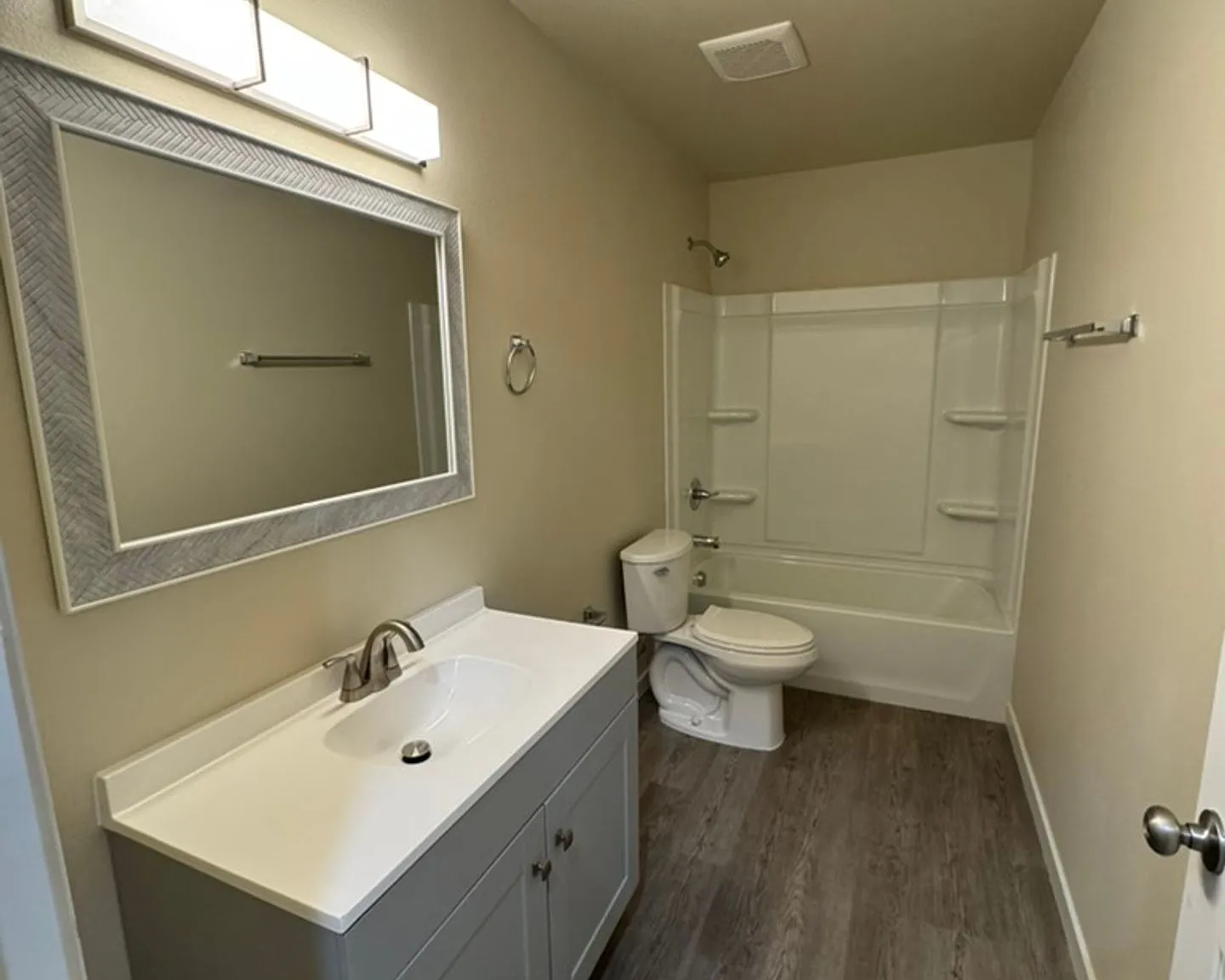 New Construction 2 Story 2 bedroom 1 bath side by side apartment in town — Photo 1