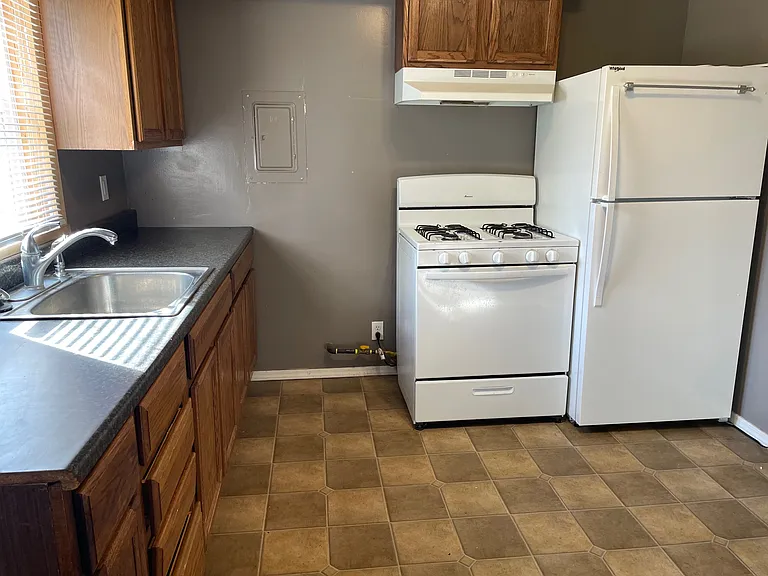 609 W Franklin St — Photo 1