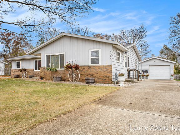 4th image of 2504 Miles Standish Dr