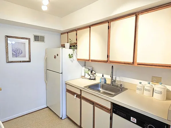 137 Green Turtle Ln APT 8, Charlottesville, VA 22901