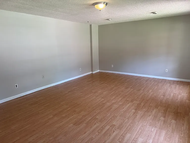 1013 Terry Rd — Photo 2