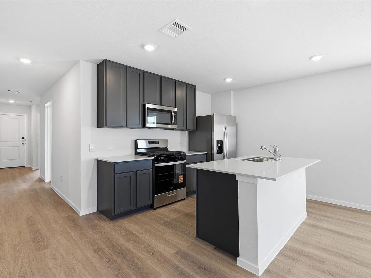 5 bed, 2.0 bath, 1818 sqft, $2,050 — Photo 2