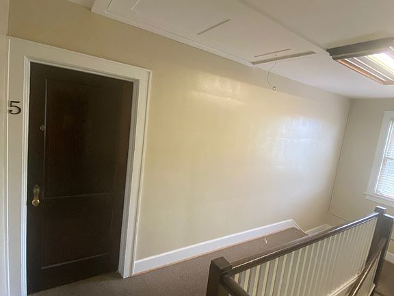 2nd image of 1915 Vineyard St #5