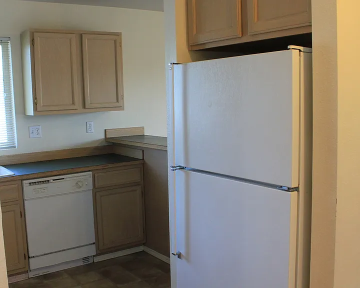 503 E River Ave — Photo 16