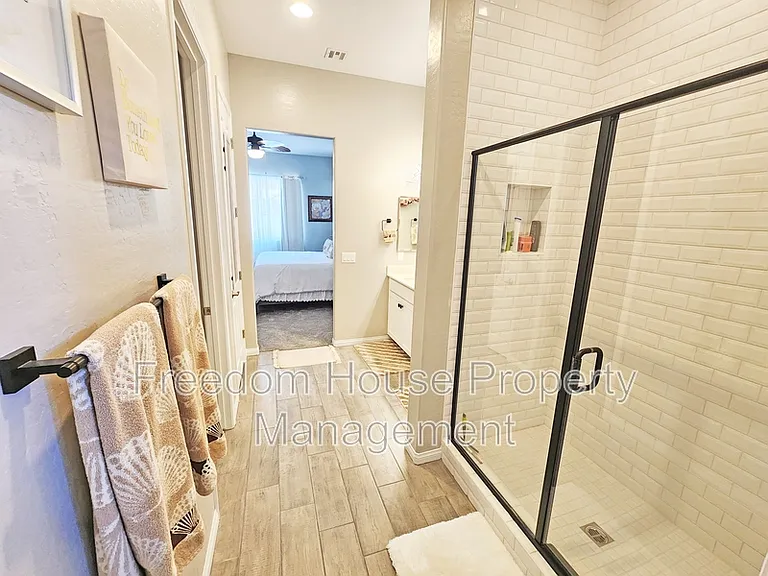4901 Fairwood Ct — Photo 36