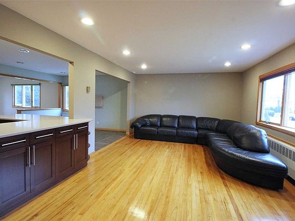 4th image of 329 N Hickory St