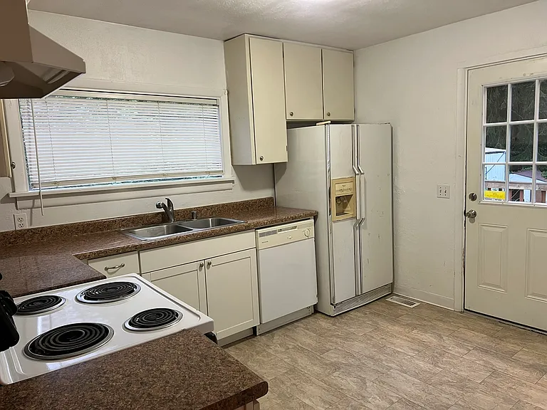 1329 Sherman Ave — Photo 4