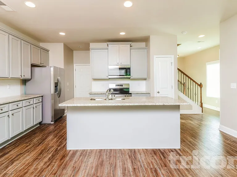 33 Ireland Ln — Photo 5