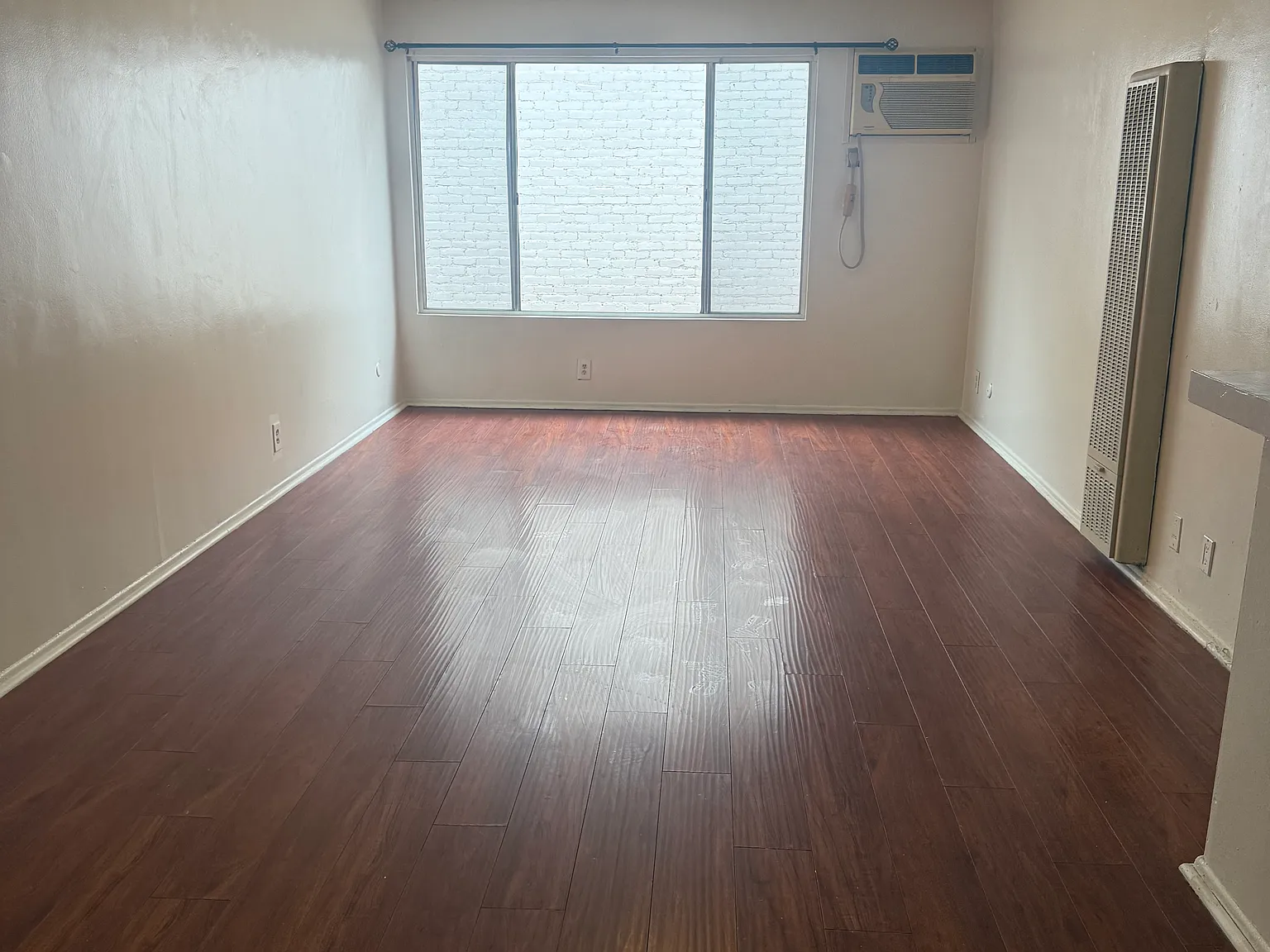 1025 N Mariposa Ave — Photo 2
