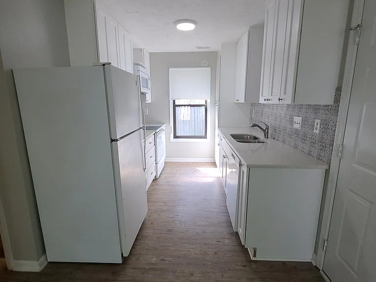 533 Hollyberry Ln — Photo 12