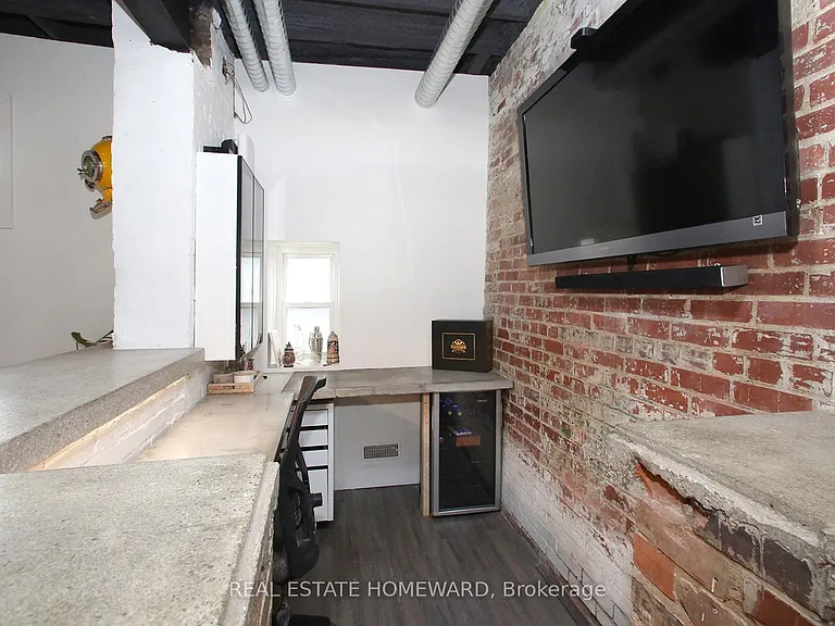 1233 Dundas St E — Photo 9