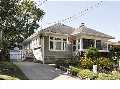 1st image of 528 Woodridge St NE
