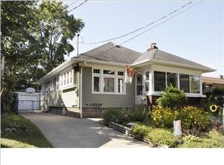 528 Woodridge St NE, Grand Rapids, MI 49505