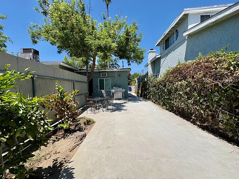 16006 Bassett St — Photo 14