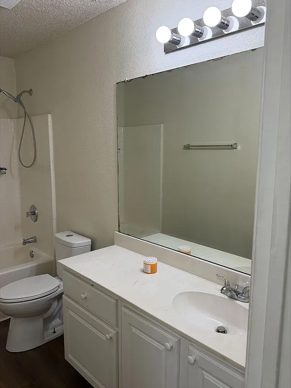 3 bed, 2.0 bath, 1888 sqft, $2,500 — Photo 2