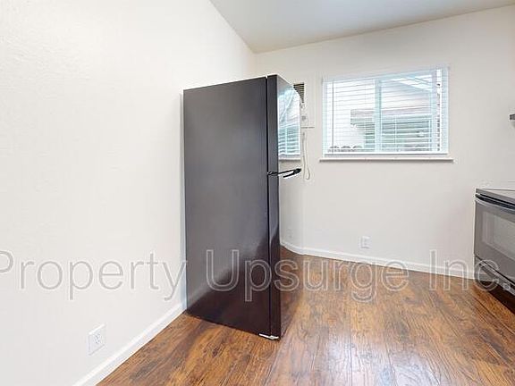 5th image of 1558 Bridge St #1