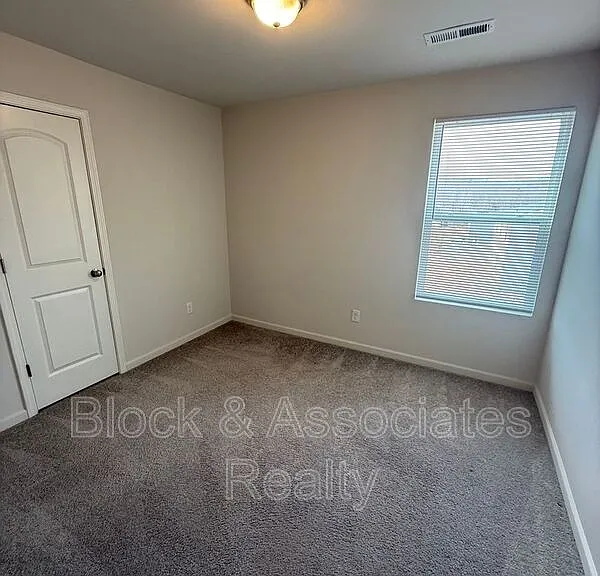 1492 Oriole Dr — Photo 7