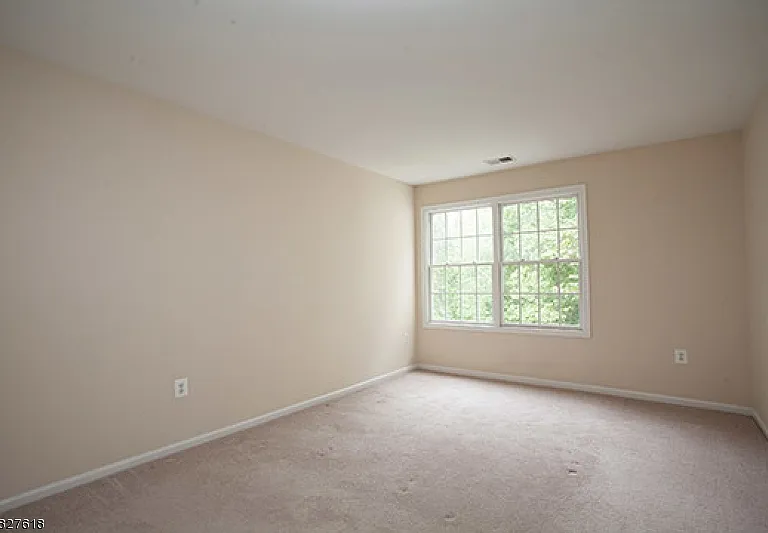 321 Edmonton Ct — Photo 9