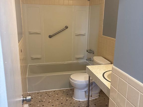 4th image of 170 Polk St APT 5