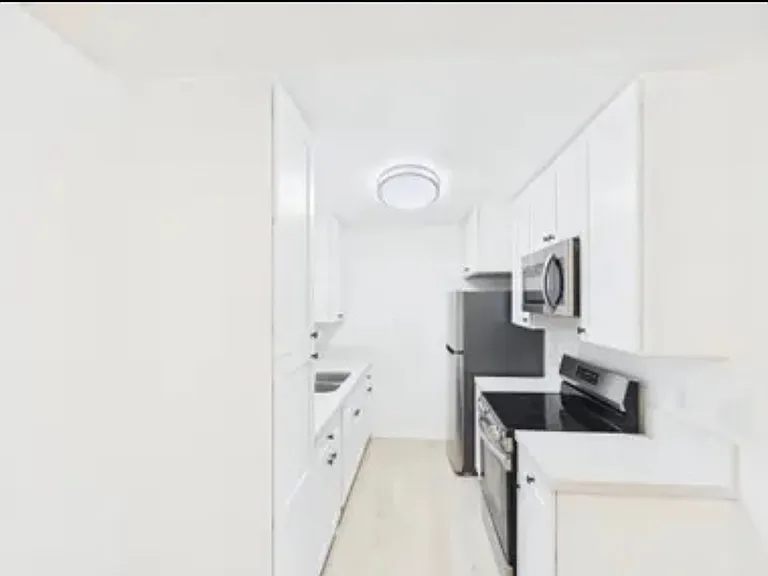 Anita Square Apartments — Photo 2