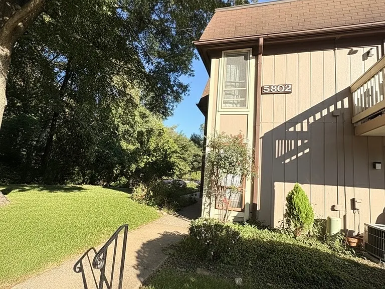 5802 Royal Ridge Dr #M — Photo 8