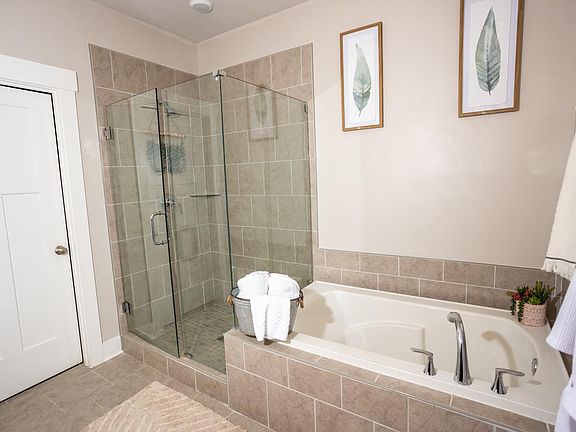 2nd image of 435 Sw Legend Oak Way