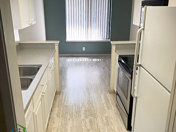 3rd image of 887 Cherry Creek Cir
