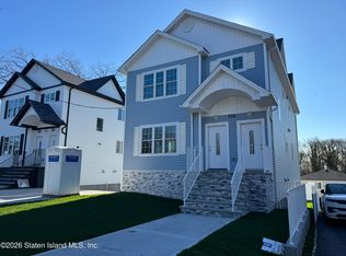 556 Drumgoole Rd E, Staten Island, NY