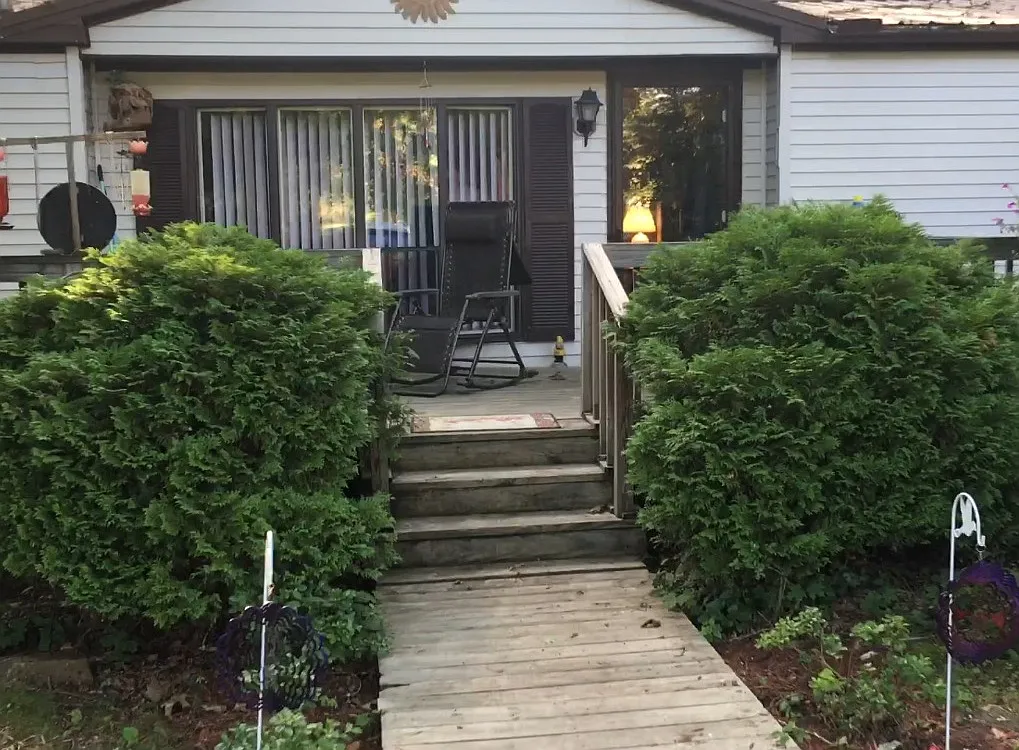 132 Lyons Rd photo 1