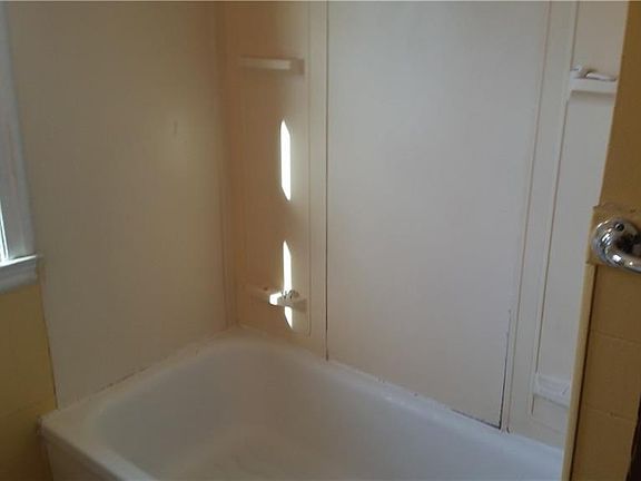 5th image of 1462 Kensington Ave