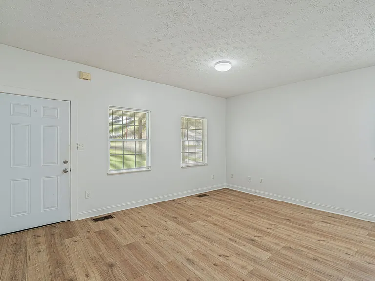 605 Spruce St NE — Photo 4