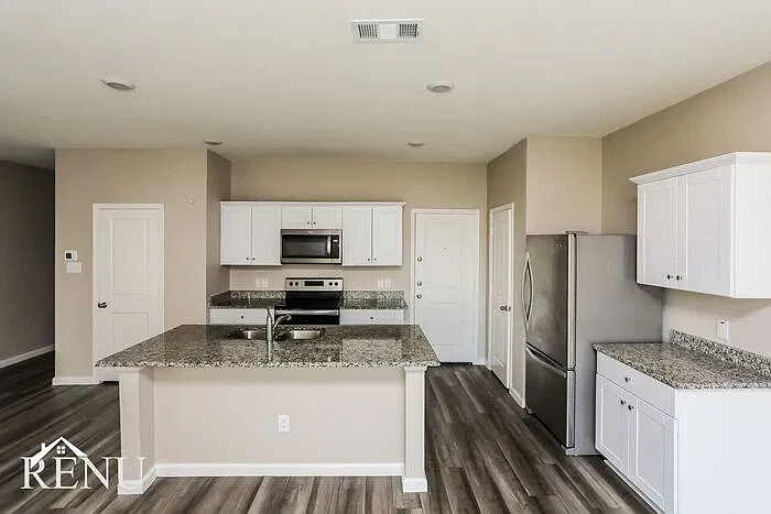 3 bed, 2.5 bath, 1826 sqft, $2,300 — Photo 4